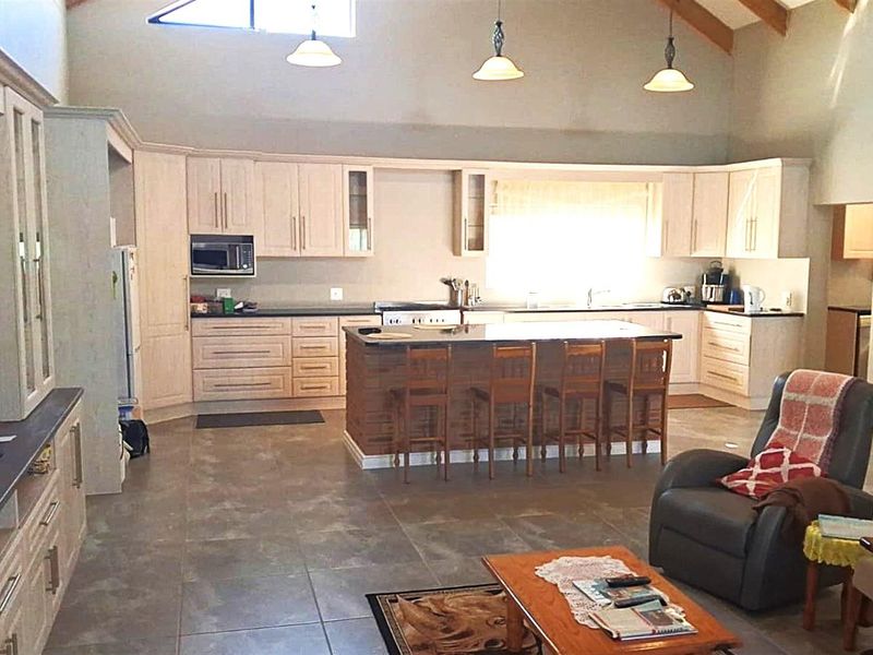 4 Bedroom Home with Flatlet , Covered Patio and Greenbelt view in Noorsekloof, Jeffreys Bay - Photo 6