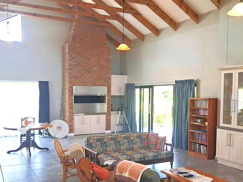 4 Bedroom Home with Flatlet , Covered Patio and Greenbelt view in Noorsekloof, Jeffreys Bay - Photo 7