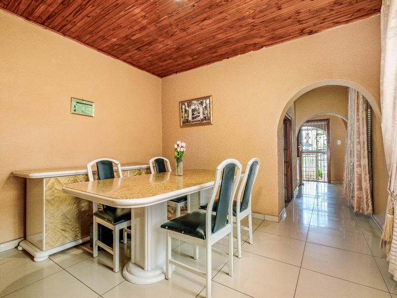 4 Bedroom House For Sale in Witpoortjie, Roodepoort - Photo 10