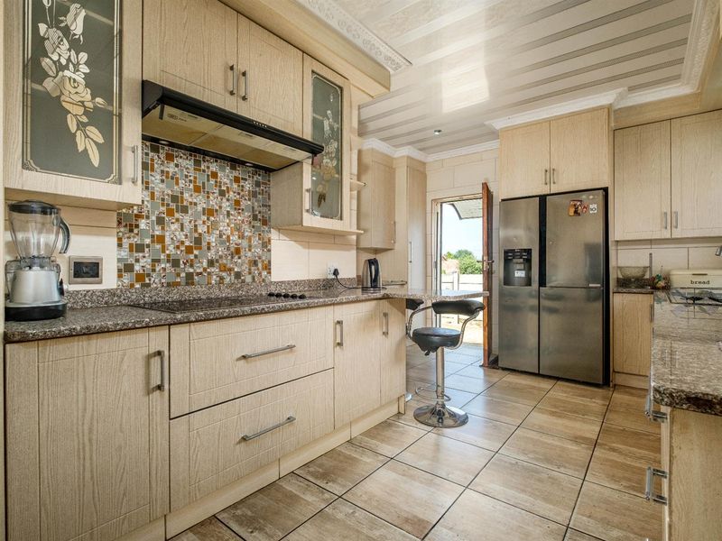 4 Bedroom House For Sale in Witpoortjie, Roodepoort - Photo 6