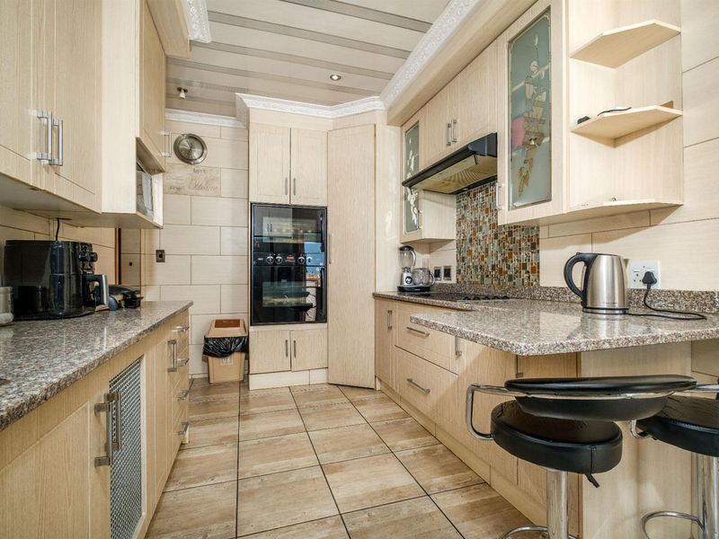 4 Bedroom House For Sale in Witpoortjie, Roodepoort - Photo 7