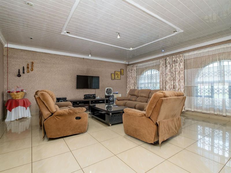 4 Bedroom House For Sale in Witpoortjie, Roodepoort - Photo 2