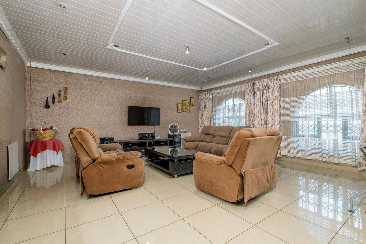 4 Bedroom House For Sale in Witpoortjie, Roodepoort - Photo 2