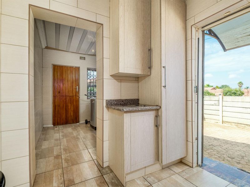 4 Bedroom House For Sale in Witpoortjie, Roodepoort - Photo 9