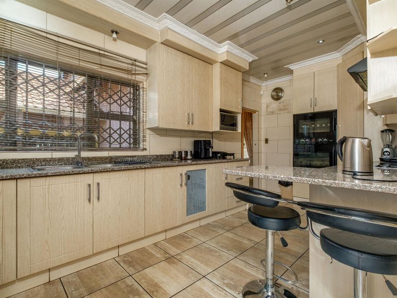 4 Bedroom House For Sale in Witpoortjie, Roodepoort - Photo 8