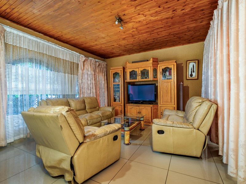 4 Bedroom House For Sale in Witpoortjie, Roodepoort - Photo 5