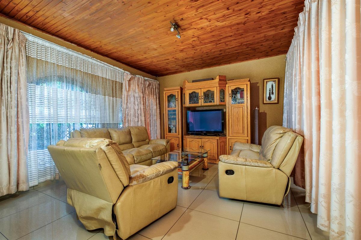 4 Bedroom House For Sale in Witpoortjie, Roodepoort - Photo 5