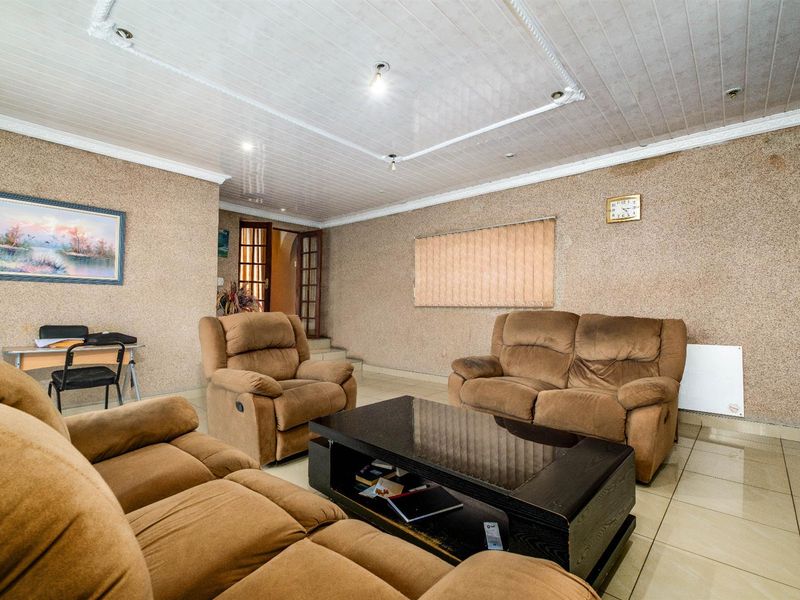 4 Bedroom House For Sale in Witpoortjie, Roodepoort - Photo 4