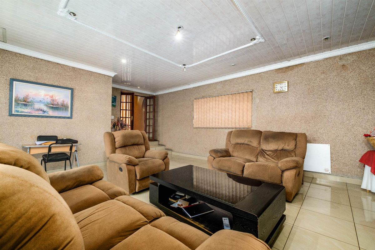 4 Bedroom House For Sale in Witpoortjie, Roodepoort - Photo 4