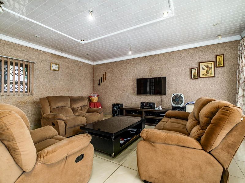 4 Bedroom House For Sale in Witpoortjie, Roodepoort - Photo 3