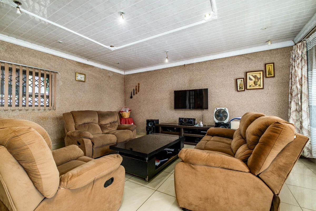 4 Bedroom House For Sale in Witpoortjie, Roodepoort - Photo 3