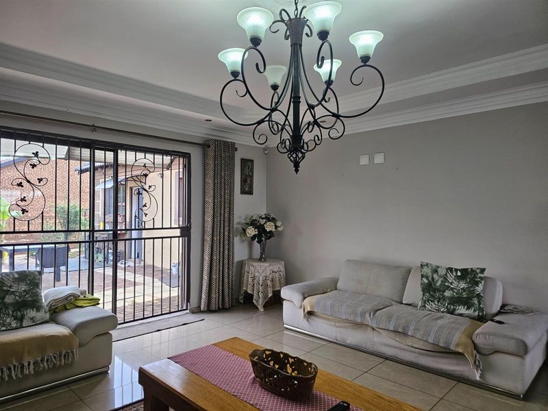 Perfect for the growing family, comfortable living. - Photo 6