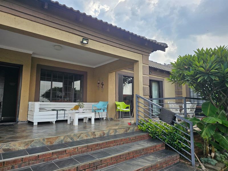 Perfect for the growing family, comfortable living. - Photo 2