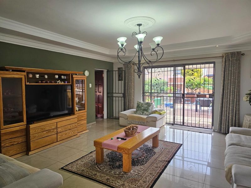 Perfect for the growing family, comfortable living. - Photo 5