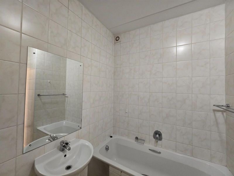 Spacious 2 bed 2 bath in popular estate - Photo 9
