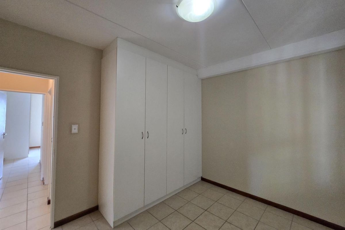 Spacious 2 bed 2 bath in popular estate - Photo 4