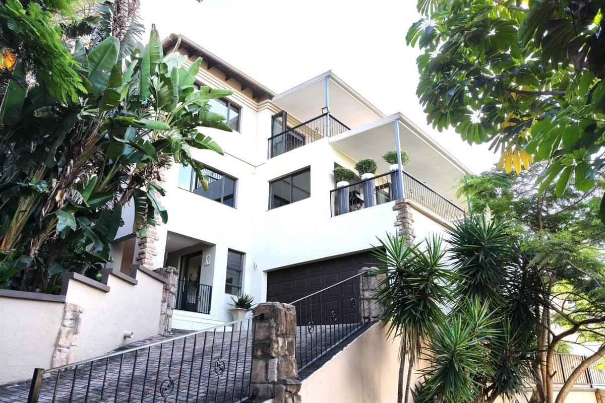 5 Bedroom, 4.5 Bathroom House for Sale in Villa Zebrina with Stunning Views. - Photo 2