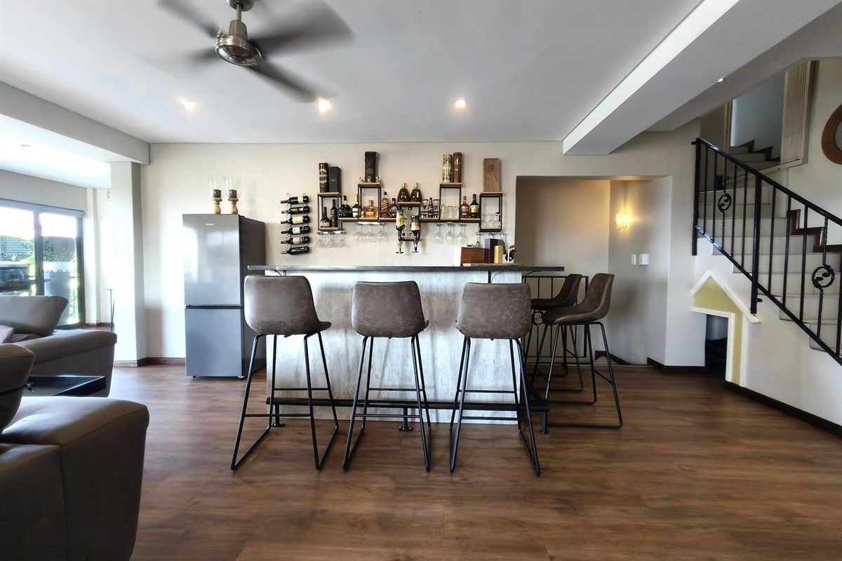 5 Bedroom, 4.5 Bathroom House for Sale in Villa Zebrina with Stunning Views. - Photo 2