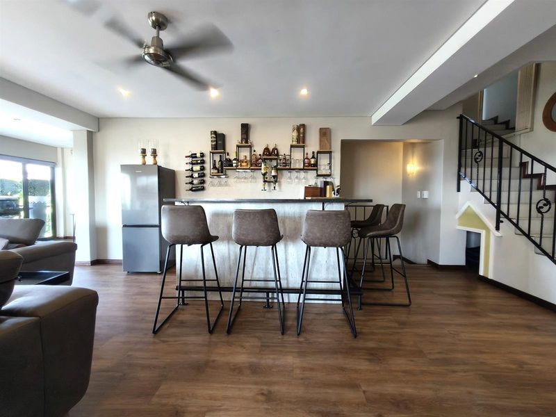 5 Bedroom, 4.5 Bathroom House for Sale in Villa Zebrina with Stunning Views. - Photo 2