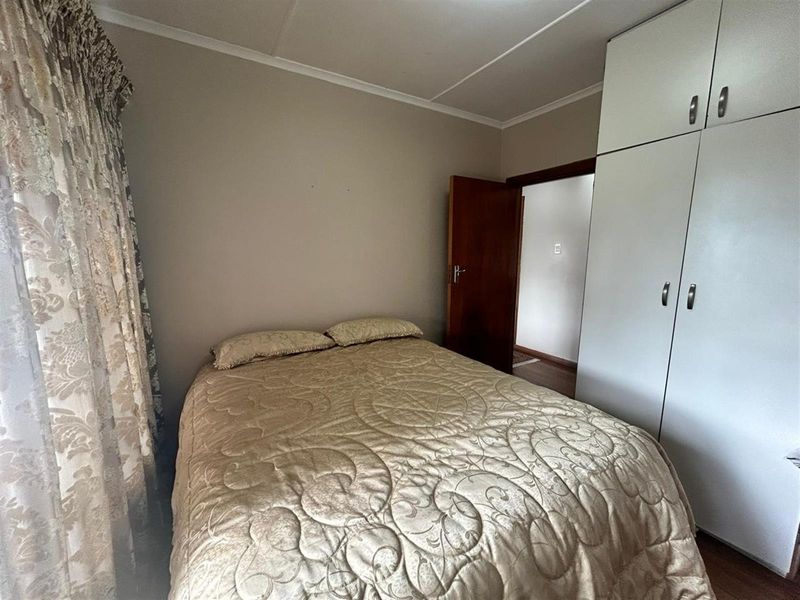 Spacious Family Home with Flatlet and Pool in Amalinda North - Photo 9