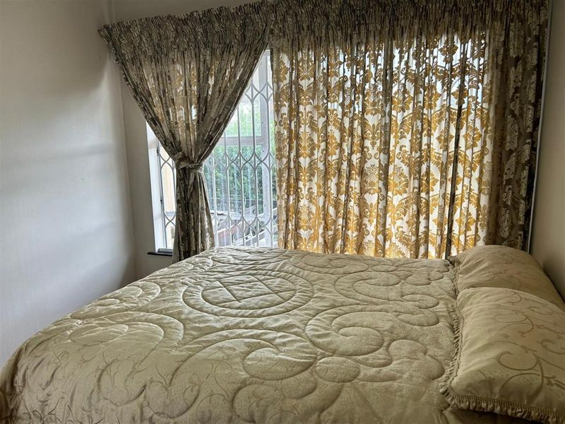 Spacious Family Home with Flatlet and Pool in Amalinda North - Photo 8