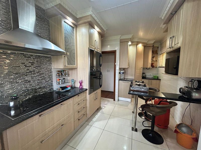 Spacious Family Home with Flatlet and Pool in Amalinda North - Photo 6