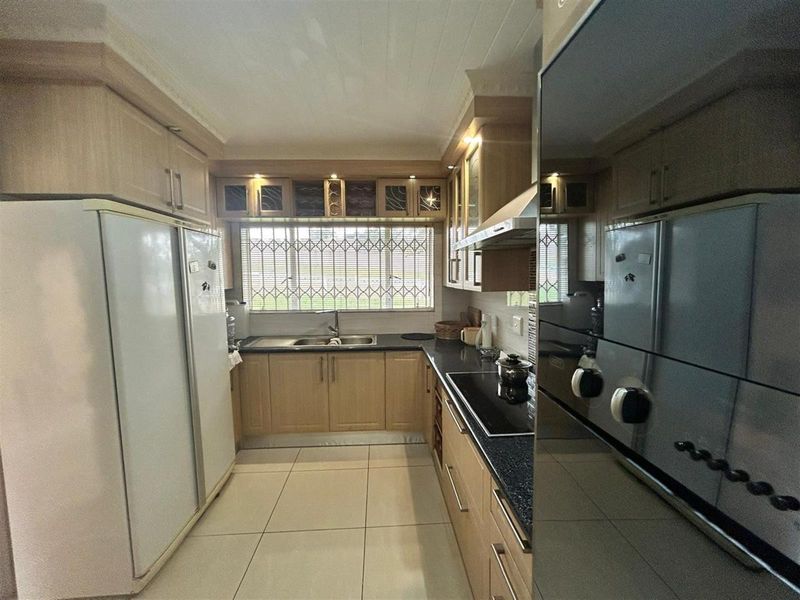 Spacious Family Home with Flatlet and Pool in Amalinda North - Photo 7