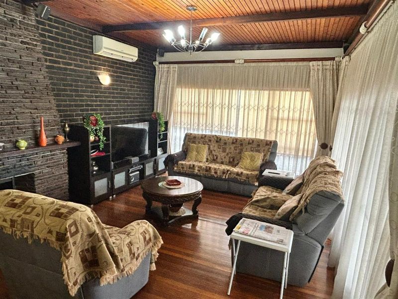 Spacious Family Home with Flatlet and Pool in Amalinda North - Photo 3