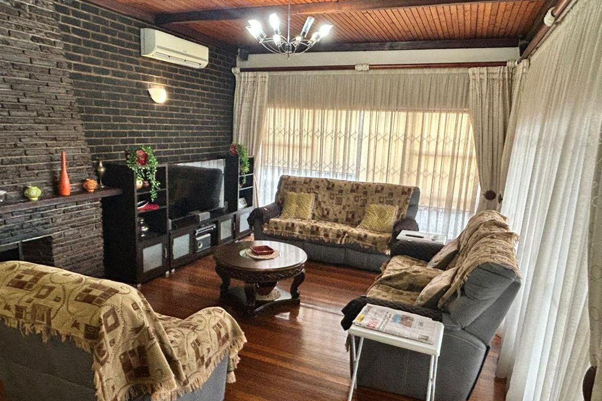 Spacious Family Home with Flatlet and Pool in Amalinda North - Photo 3