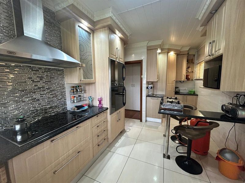 Spacious Family Home with Flatlet and Pool in Amalinda North - Photo 5