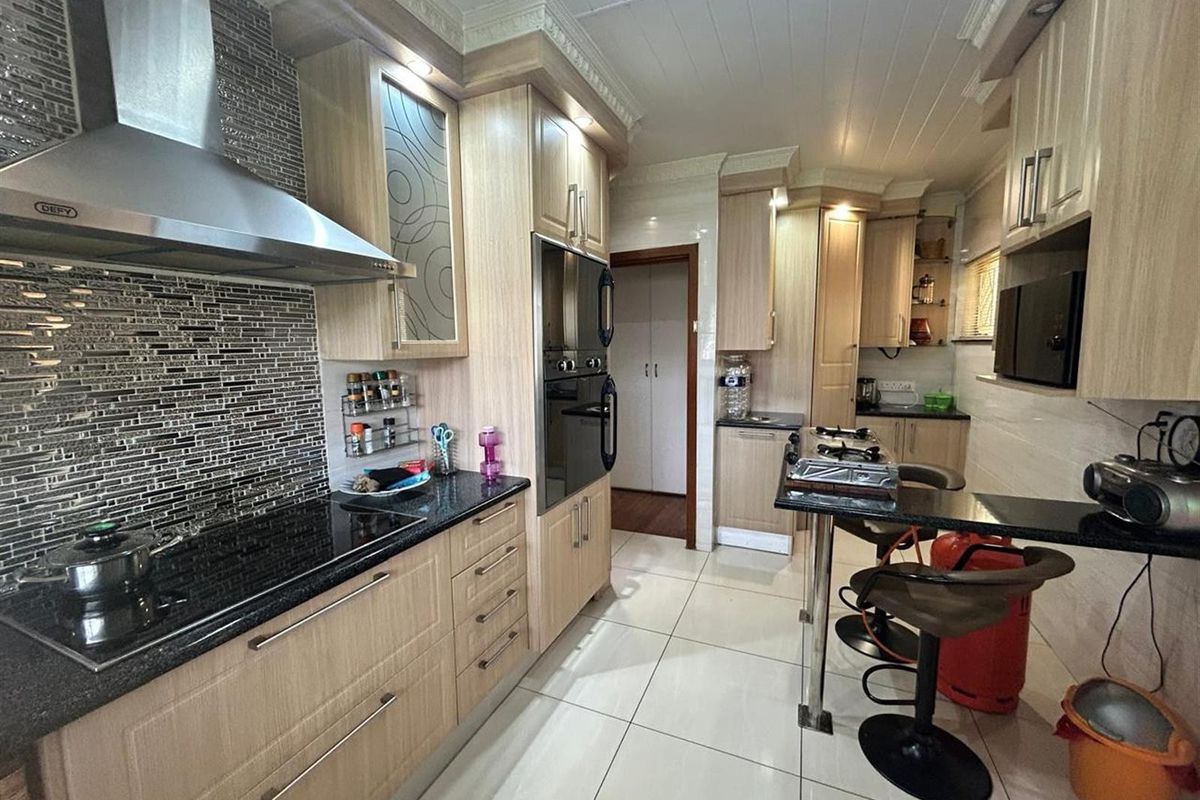 Spacious Family Home with Flatlet and Pool in Amalinda North - Photo 5