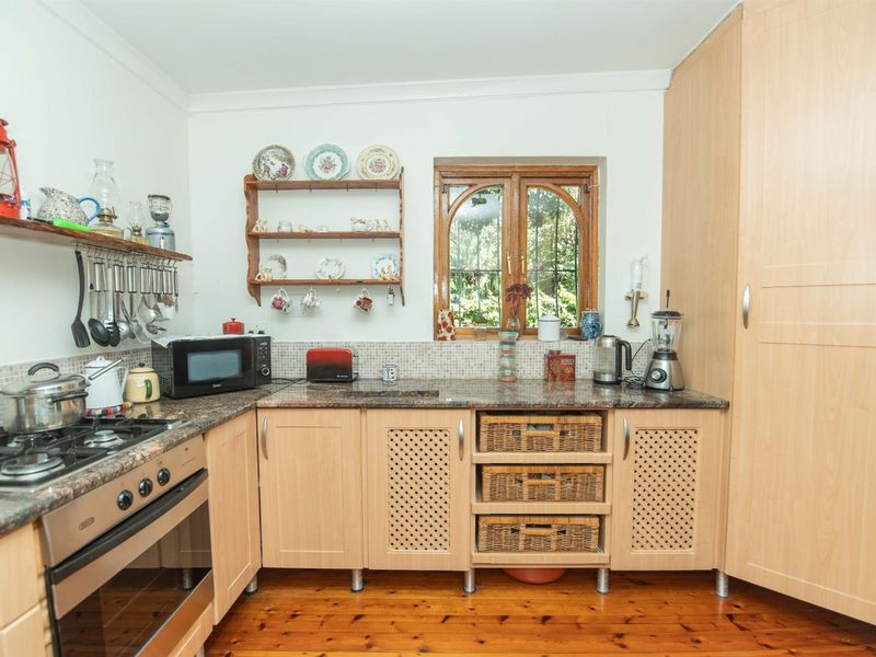Charming, Immaculate 3 Bedroom Home with Character and Cottage Flatlet - Photo 10