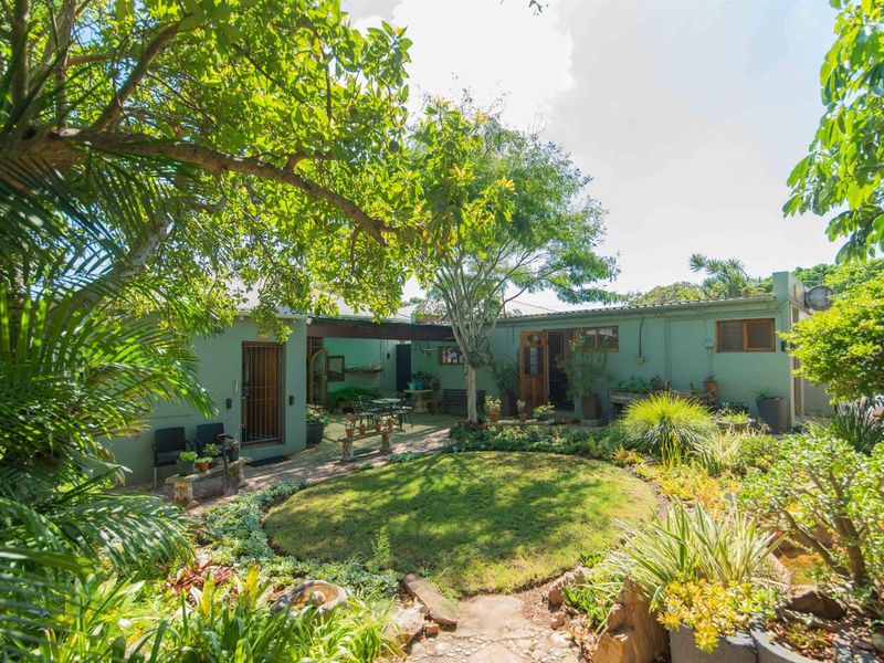 Charming, Immaculate 3 Bedroom Home with Character and Cottage Flatlet - Photo 2