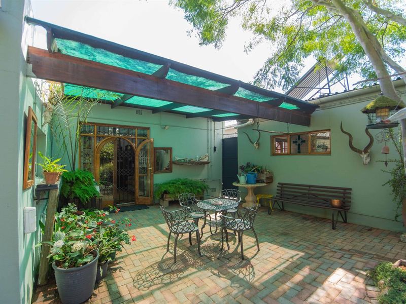 Charming, Immaculate 3 Bedroom Home with Character and Cottage Flatlet - Photo 3