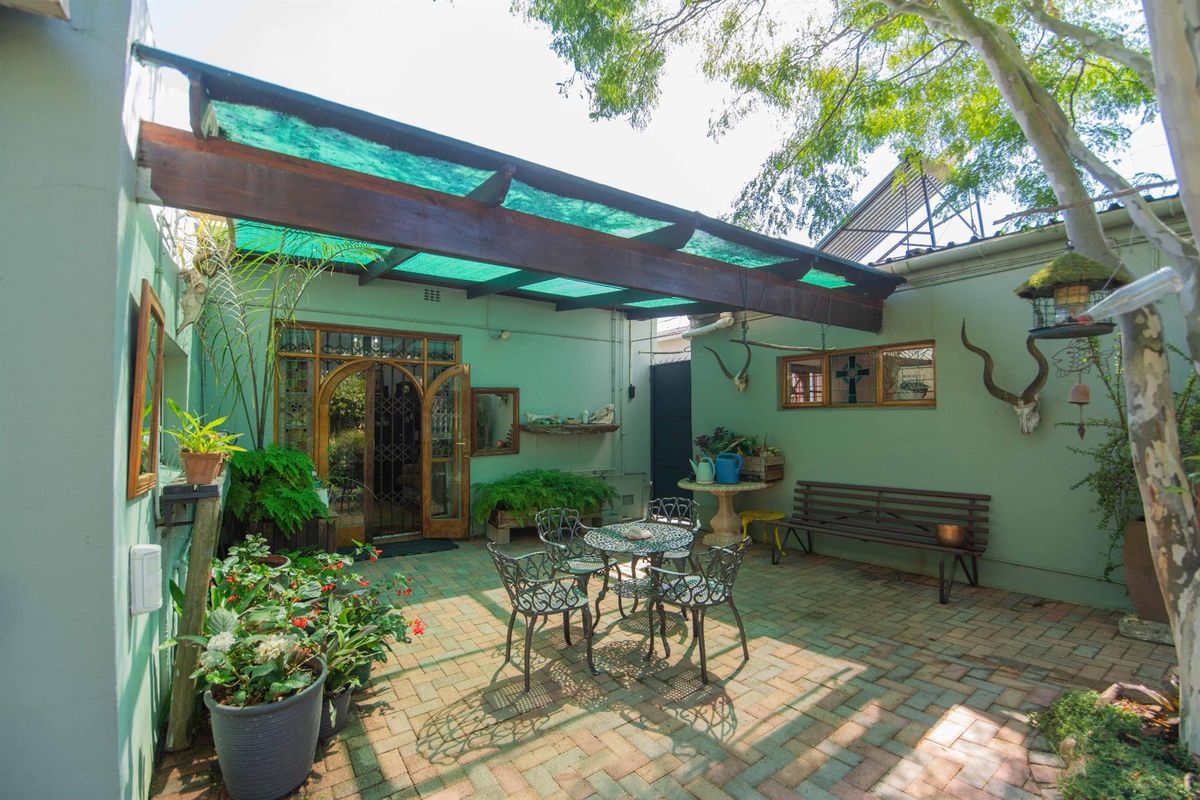 Charming, Immaculate 3 Bedroom Home with Character and Cottage Flatlet - Photo 3