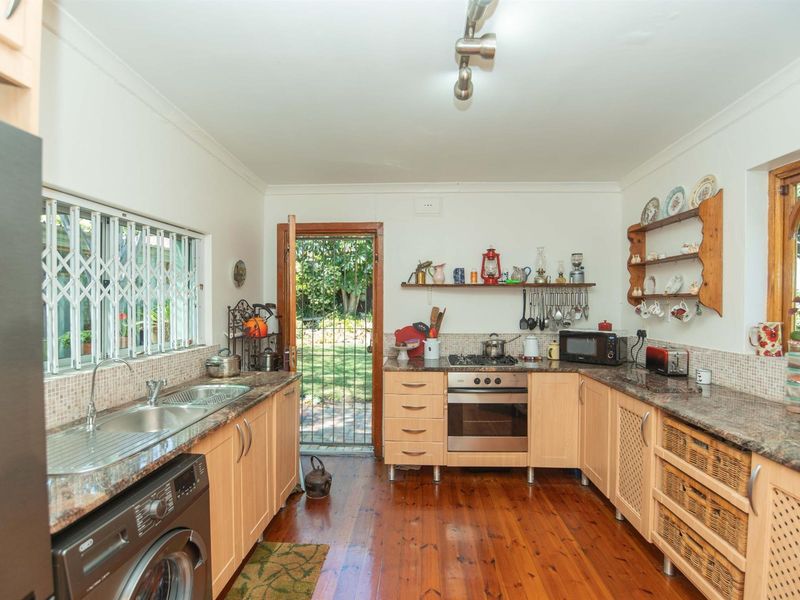 Charming, Immaculate 3 Bedroom Home with Character and Cottage Flatlet - Photo 8