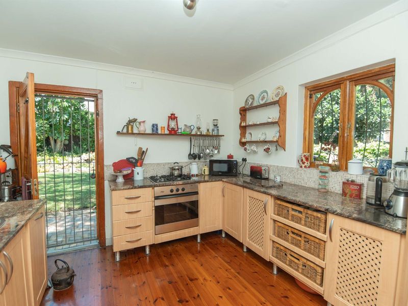 Charming, Immaculate 3 Bedroom Home with Character and Cottage Flatlet - Photo 9