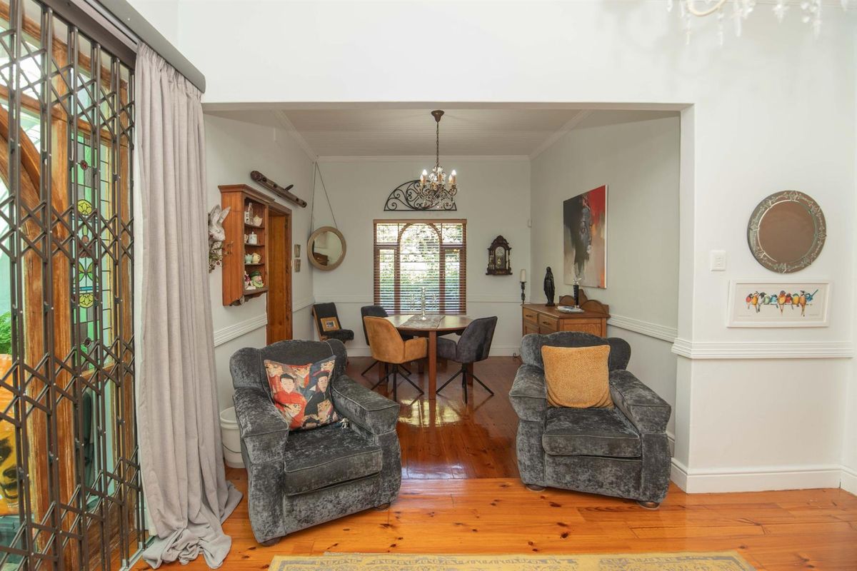 Charming, Immaculate 3 Bedroom Home with Character and Cottage Flatlet - Photo 4
