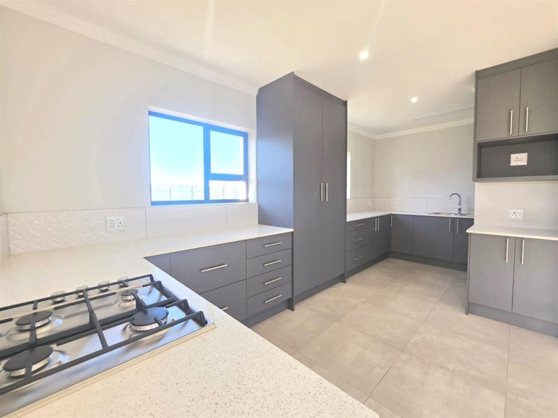 Brand-New Coastal Luxury | Walk to the Beach | No Transfer Duty | VAT Inclusive - Photo 10