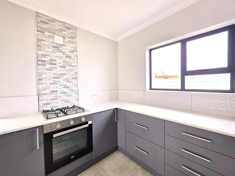 Brand-New Coastal Luxury | Walk to the Beach | No Transfer Duty | VAT Inclusive - Photo 9