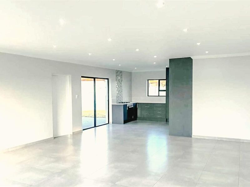 Brand-New Coastal Luxury | Walk to the Beach | No Transfer Duty | VAT Inclusive - Photo 8