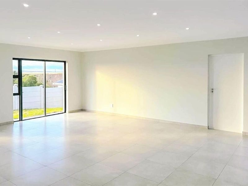 Brand-New Coastal Luxury | Walk to the Beach | No Transfer Duty | VAT Inclusive - Photo 7