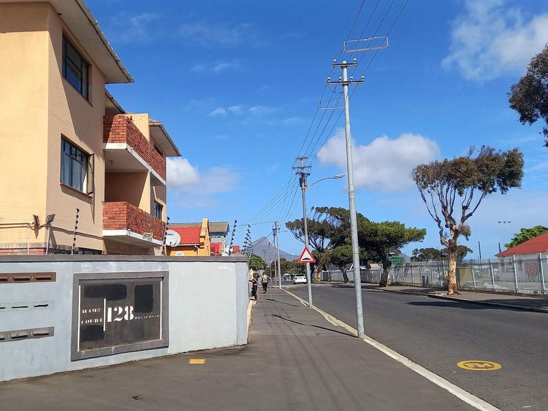 Spacious Apartment For Sale in Maitland, Cape Town - Photo 4