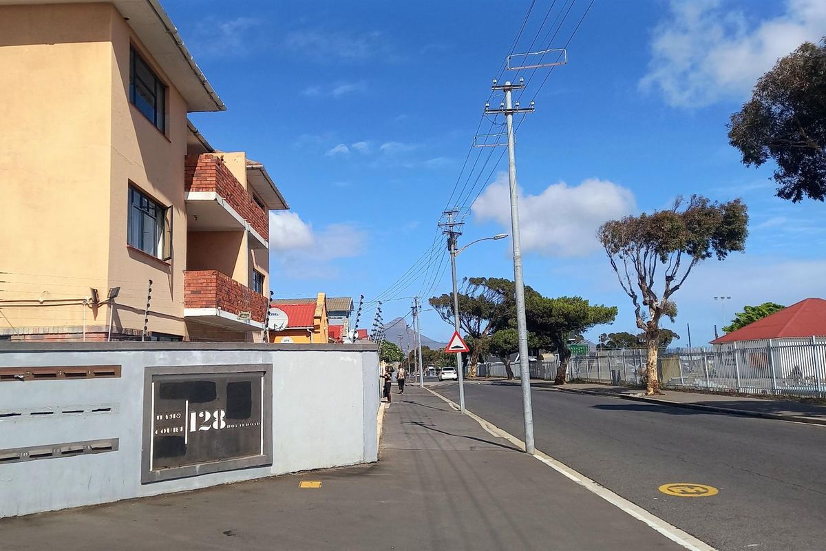 Spacious Apartment For Sale in Maitland, Cape Town - Photo 4