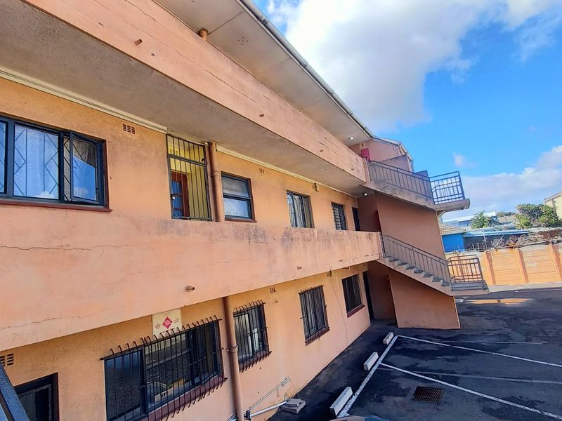 Spacious Apartment For Sale in Maitland, Cape Town - Photo 9