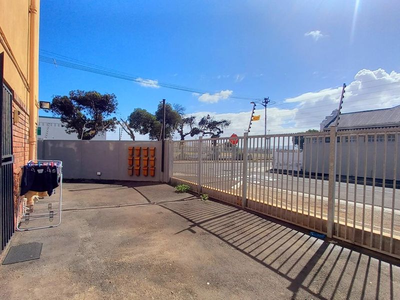 Spacious Apartment For Sale in Maitland, Cape Town - Photo 8