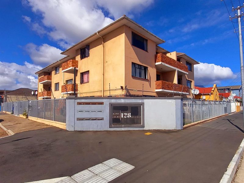 Spacious Apartment For Sale in Maitland, Cape Town - Photo 6