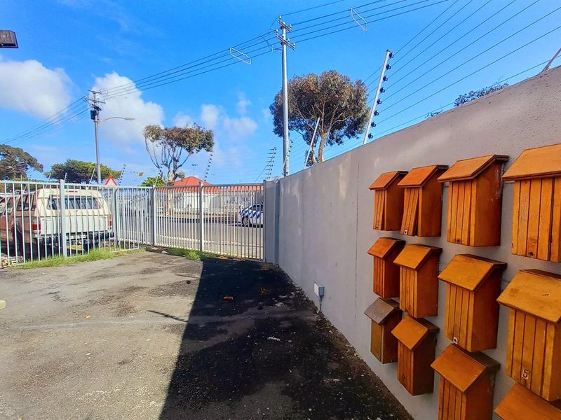 Spacious Apartment For Sale in Maitland, Cape Town - Photo 7