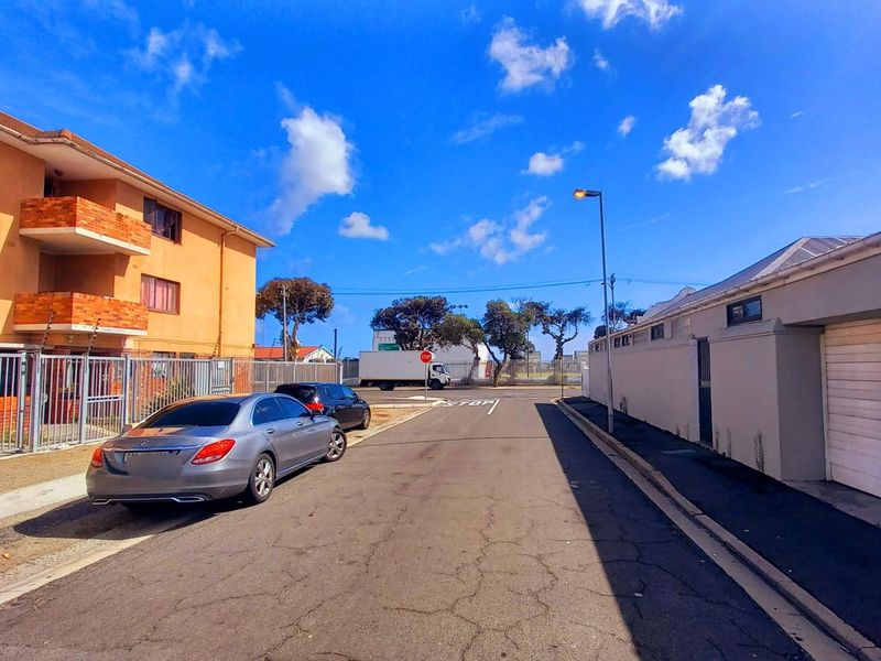 Spacious Apartment For Sale in Maitland, Cape Town - Photo 2