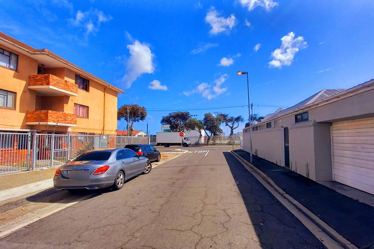 Spacious Apartment For Sale in Maitland, Cape Town - Photo 2